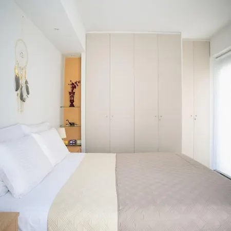 Elegant - 250m From Solomos Square Apartment