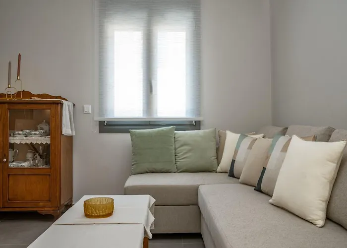 Elegant - 250m From Solomos Square Daire